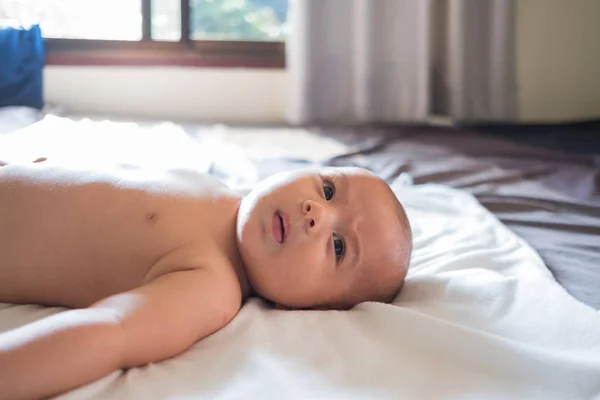 Newborn Baby Experiencing World First Time — Stock Photo, Image