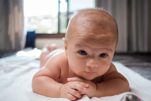 Yeni doğmuş bebek dünyayı ilk kez tecrübe ediyor.,