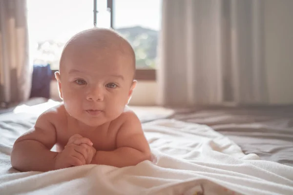 初生婴儿第一次体验世界 — 图库照片