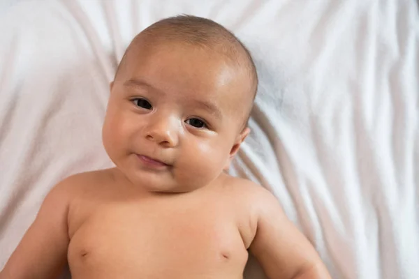 Bebê Recém Nascido Experimentando Mundo Pela Primeira Vez — Fotografia de Stock