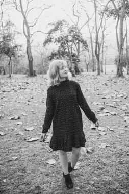 Mutluluk kavramı, yakından atış genç kadının mutlu bir zaman var