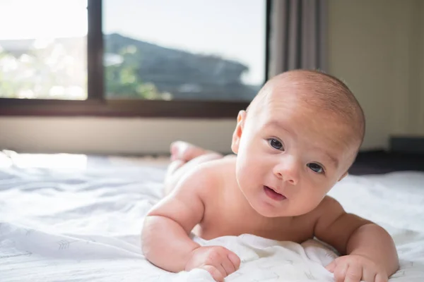 Bebê Recém Nascido Experimentando Mundo Pela Primeira Vez — Fotografia de Stock