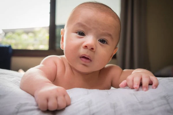 Ritratto Bambino Strisciante Sul Letto Nella Sua Stanza — Foto Stock