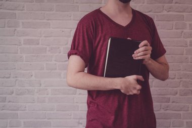 Alışveriş merkezinde elinde İncil tutan bir adama yakınız, inanın bana.