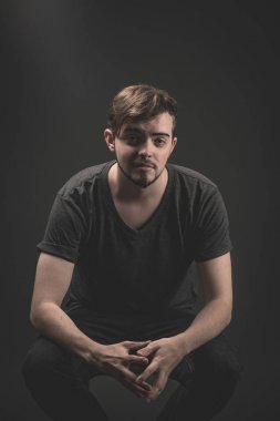 Mutluluk kavramı, yakından atış bir genç adam var bir zaman mutlu