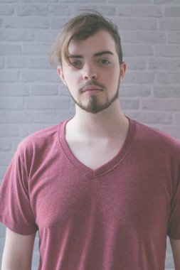 Mutluluk kavramı, yakından atış bir genç adam var bir zaman mutlu