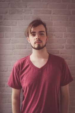 Mutluluk kavramı, yakından atış bir genç adam var bir zaman mutlu