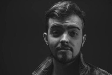 Mutluluk kavramı, yakından atış bir genç adam var bir zaman mutlu