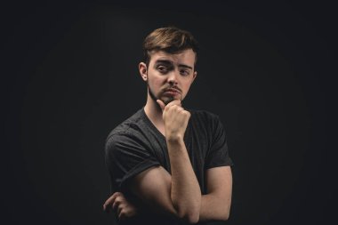 Mutluluk kavramı, yakından atış bir genç adam var bir zaman mutlu