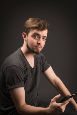 Mutluluk kavramı, yakından atış bir genç adam var bir zaman mutlu