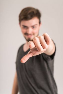 Mutluluk kavramı, yakından atış bir genç adam var bir zaman mutlu