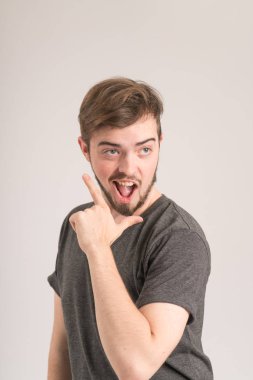 Mutluluk kavramı, yakından atış bir genç adam var bir zaman mutlu