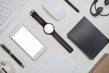 Moda nesne üzerinde beyaz arka plan ile yaratıcı flatlay