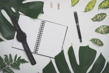 Moda nesne üzerinde beyaz arka plan ile yaratıcı flatlay