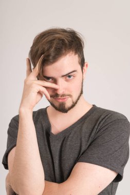 Mutluluk kavramı, yakından atış bir genç adam var bir zaman mutlu