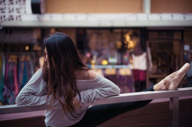 Güzel genç Asyalı kadın Street balet