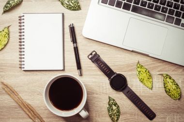 Moda nesne üzerinde beyaz arka plan ile yaratıcı flatlay