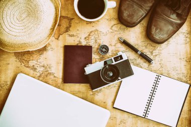 Moda nesne üzerinde harita arka plan ile yaratıcı flatlay