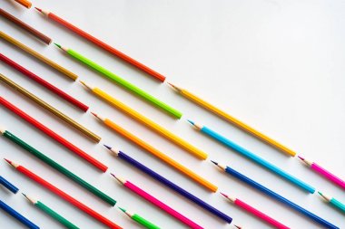 Renkli arka plan ile birçok boya kalemi, üstten görünüm düz lay