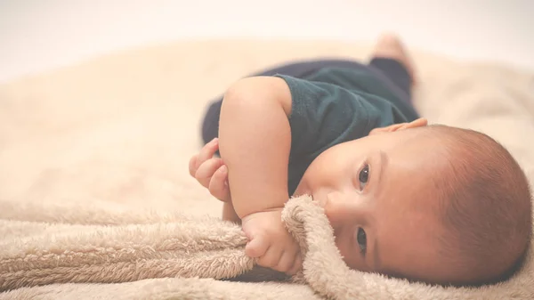 Ritratto Bambino Strisciante Sul Letto Nella Sua Stanza — Foto Stock