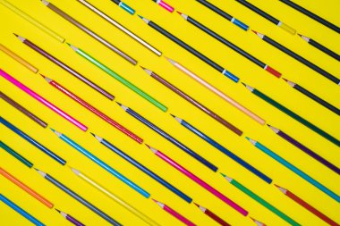 Çok sayıda pastel boya ile minimum çalışma alanı Renkli arkaplan, Üst görünüm düz yatıyordu