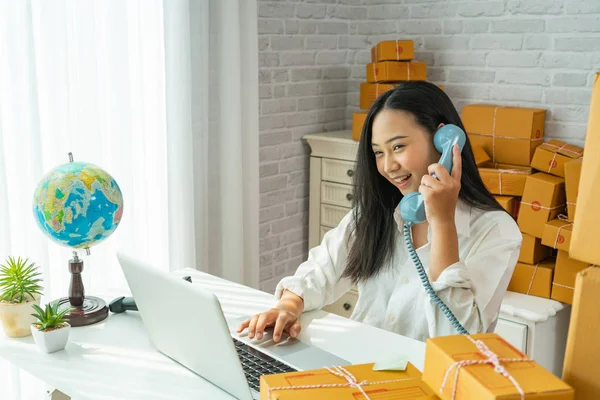 Genç Asyalı bir kadının küçük bir işi var, online satış yapıyor.