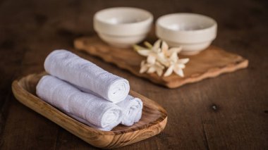 Sarılmış beyaz spa havluları 