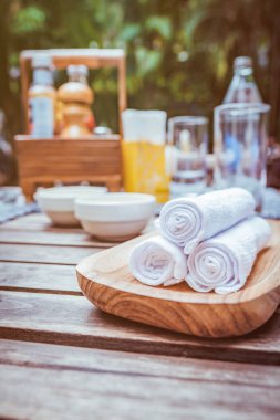 Sarılmış beyaz spa havluları 