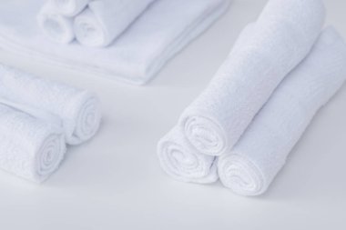 Sarılmış beyaz spa havluları 