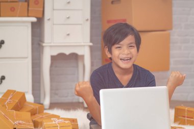 Mutlu Asyalı çocuğun küçük bir işletme kaygısı var.