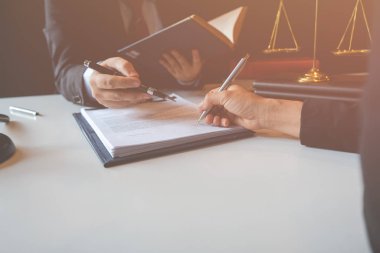 Müşteri ve avukat mevcut yasal seçenekleri tartışıyor