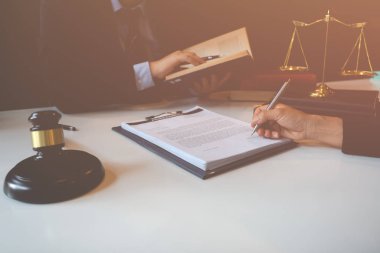 Müşteri ve avukat mevcut yasal seçenekleri tartışıyor
