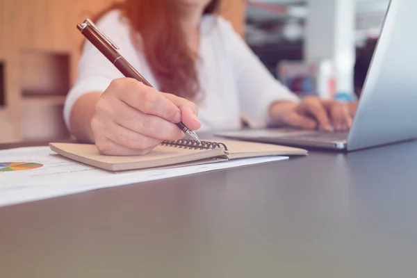 Retrato Sonriente Mujer Negocios Bastante Joven Lugar Trabajo Calcular Costo — Foto de Stock