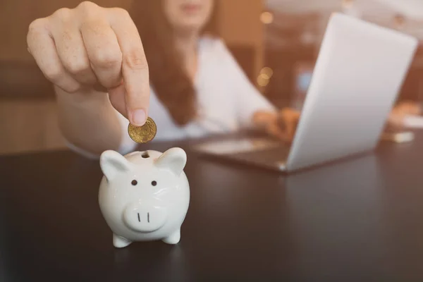 Bela Menina Negócios Economizando Dinheiro Para Temporada Férias — Fotografia de Stock