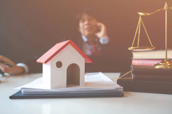 Discuta Problema Vender Uma Casa Com Advogado — Fotografia de Stock