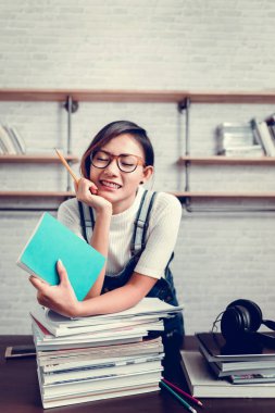 Asyalı kadınlar resmini okuma öğrenmek için mutlu 