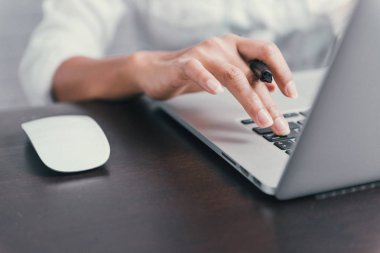 Asyalı kadınların görüntüleri bir defter, eller üzerinde odak kullanarak