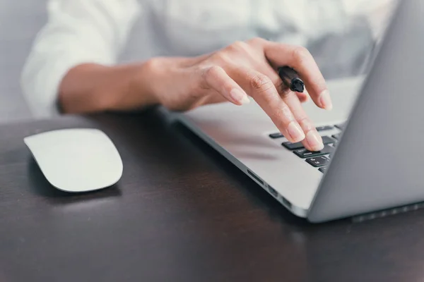 De beelden van Aziatische vrouwen zijn met behulp van een laptop, Focus op handen — Stockfoto