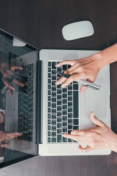 De beelden van Aziatische vrouwen zijn met behulp van een laptop, Focus op handen — Stockfoto