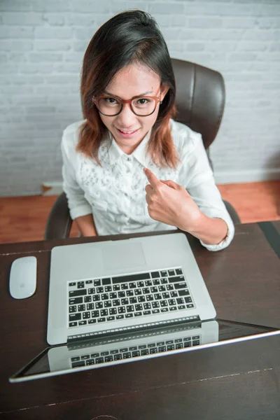 Photos de femmes asiatiques qui sont heureuses de leur travail à la maison, Focu — Photo