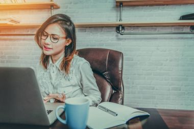 Asyalı kadınların görüntüleri mutlu bir şekilde çalışıyoruz. Yüzünde odaklanmak.