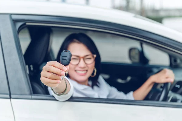 Les Asiatiques sont très heureuses. Après avoir eu la voiture Focus sur le k — Photo