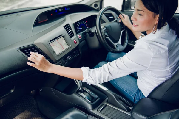 Début Voyage Femme Asiatique Avec Voiture Concentrer Sur Main — Photo