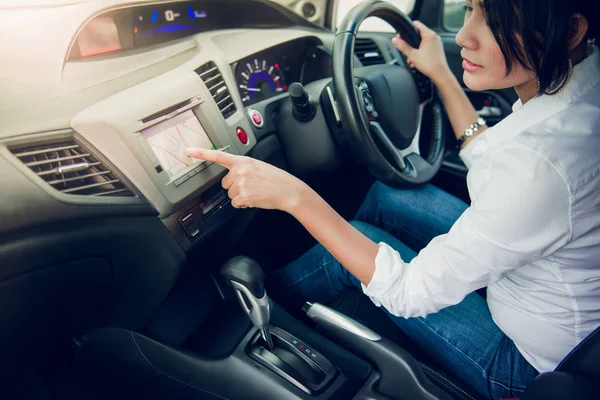 Début Voyage Femme Asiatique Avec Voiture Concentrer Sur Main — Photo