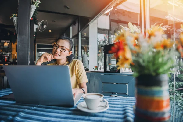 Felicidad Mujer Asiática Sentado Usando Ordenador Portátil Café Imagen de archivo