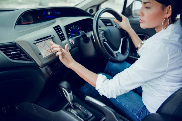 Inicio Viaje Una Mujer Asiática Con Coche Centrado Mano Imagen de stock