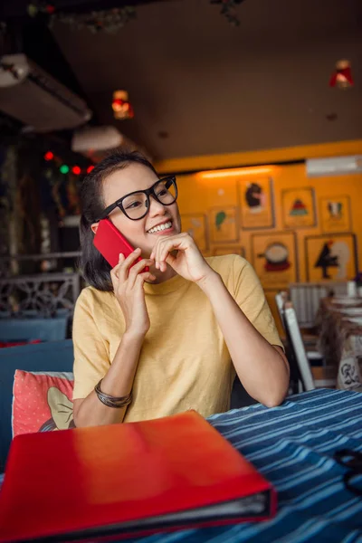 Geluk Aziatische Vrouw Zitten Met Behulp Van Mobiele Een Cafe — Stockfoto
