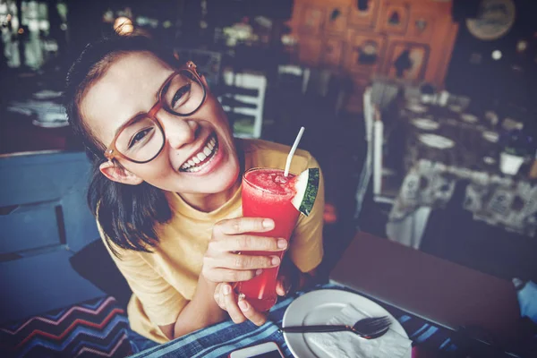 Aziatische Vrouwen Drinken Watermeloen Sap Smoothie Gelukkig Humeur Focus Glas — Stockfoto