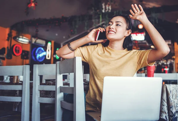 Chica Asiática Que Habla Teléfono Móvil Levantando Las Manos Saludo Imágenes De Stock Sin Royalties Gratis