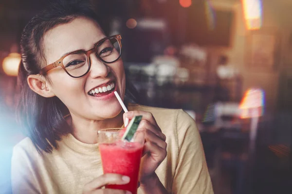 Asiatiska Kvinnor Dricker Vattenmelonsaft Smoothie Glad Stämning Fokus Ansiktet Royaltyfria Stockbilder